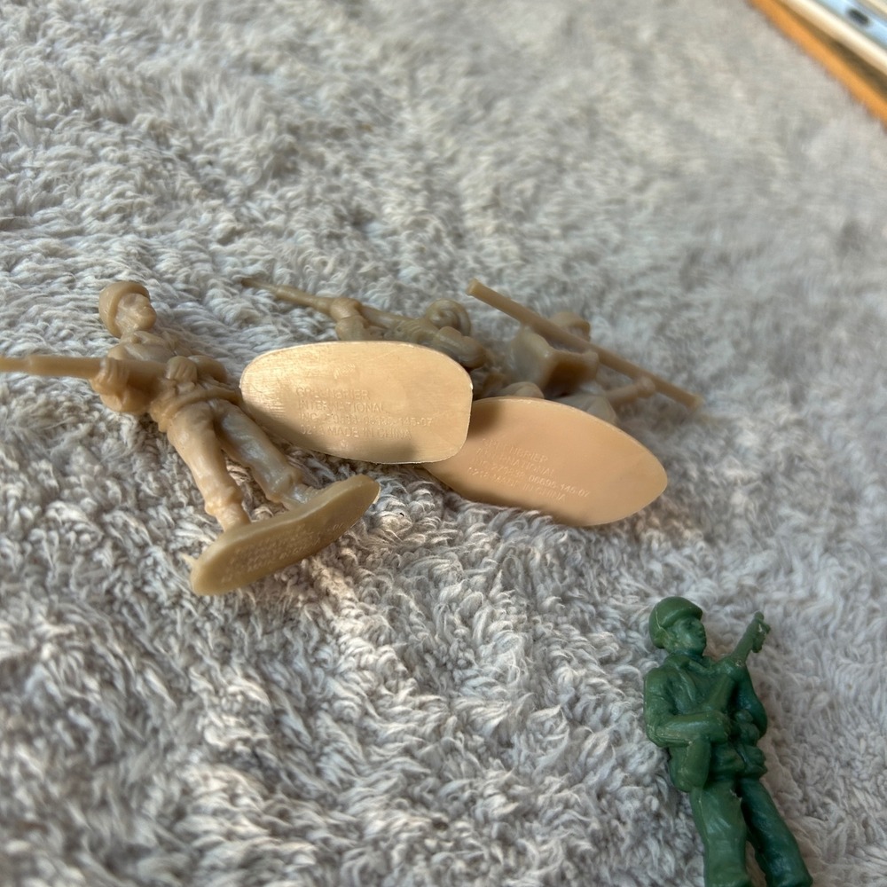 Greenbrier International Plastic Toy Soldiers Mixed Lot Tan and Green 4pc - Picture 3 of 4